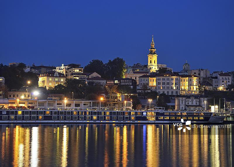 蓝色时分，贝尔格莱德与多瑙河城市景观，塞尔维亚图片素材