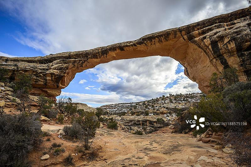 美国犹他州，奥瓦乔莫桥，自然桥国家纪念碑岩石拱门图片素材