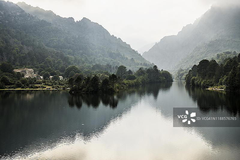法国科西嘉岛科西嘉南部省吉索纳恰附近的桑波卢山湖图片素材