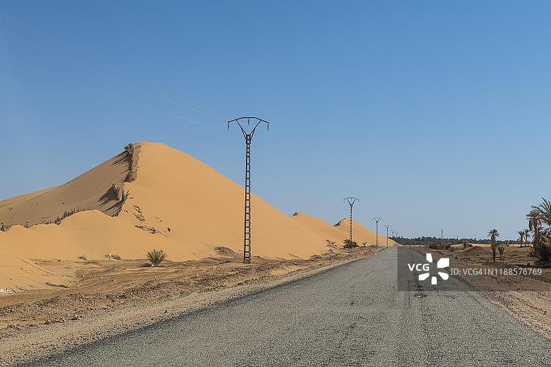 通往撒哈拉沙漠沙丘的道路，近阿尔及利亚西部蒂米蒙图片素材
