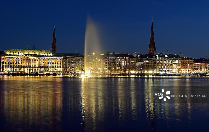 德国汉堡蓝色时刻的内阿尔斯特湖与阿尔斯特喷泉图片素材