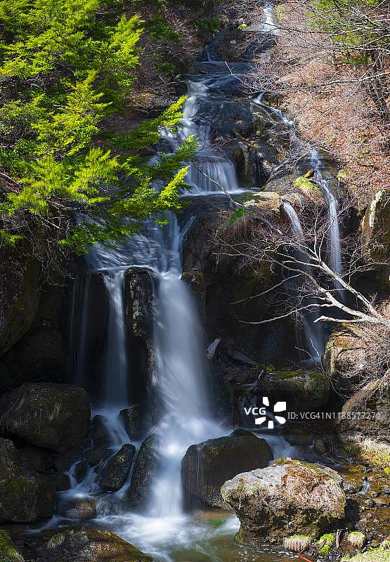 日本枥木县日光国家公园的龙须瀑布和由河图片素材