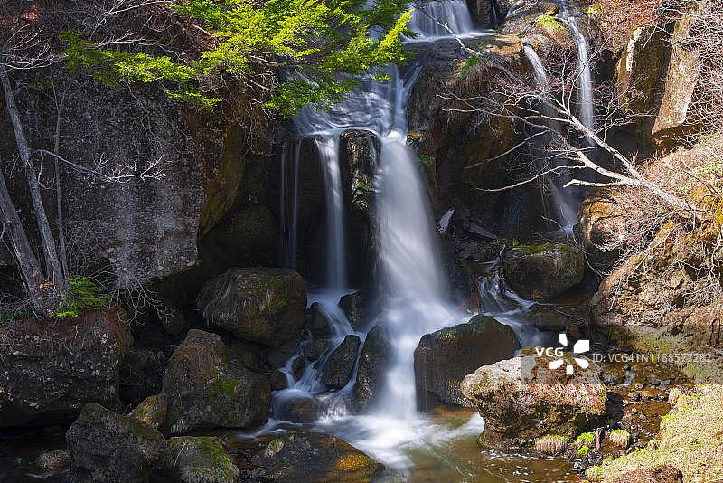 日本枥木县日光国家公园的龙须瀑布和由河图片素材