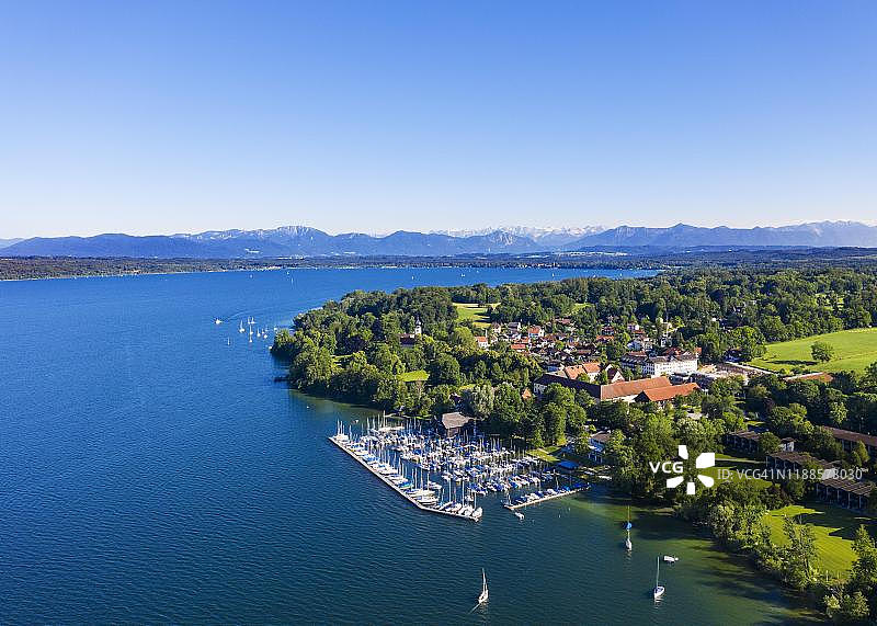 德国上巴伐利亚施塔恩贝格湖贝尔恩里德的阿尔卑斯山脉航拍图片素材