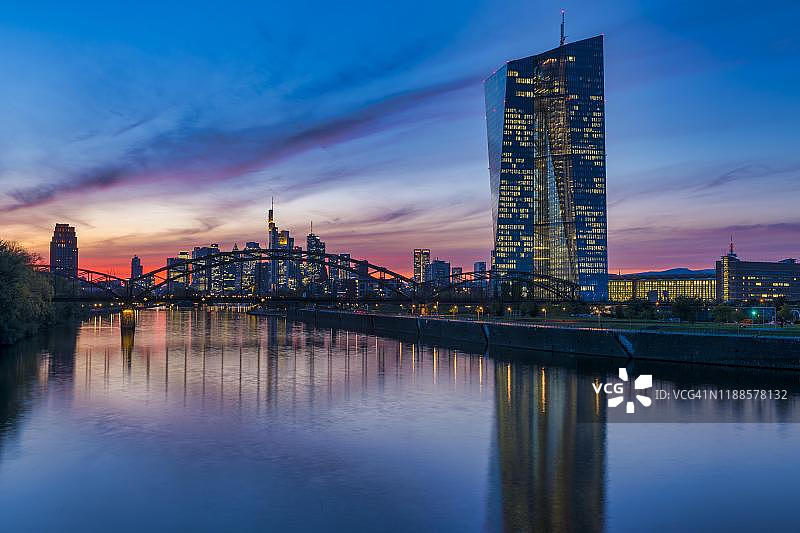 夕阳下的欧洲中央银行与法兰克福天际线图片素材
