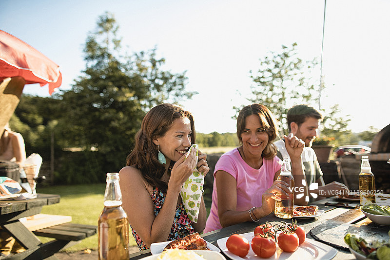 和朋友一起享用午餐图片素材