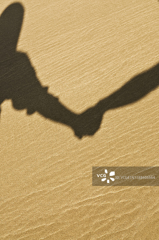 海滩上情侣牵手的影子图片素材