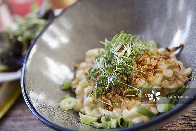 陶瓷碗里的德国面食图片素材