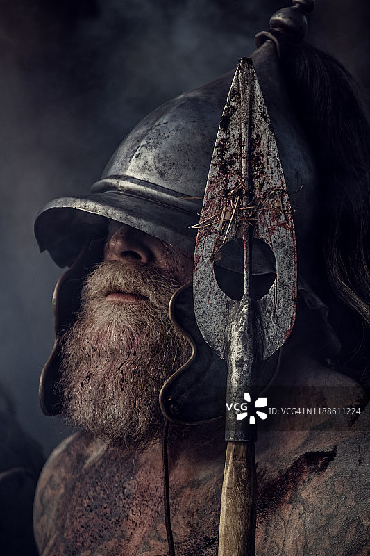 户外维京战士肖像图片素材
