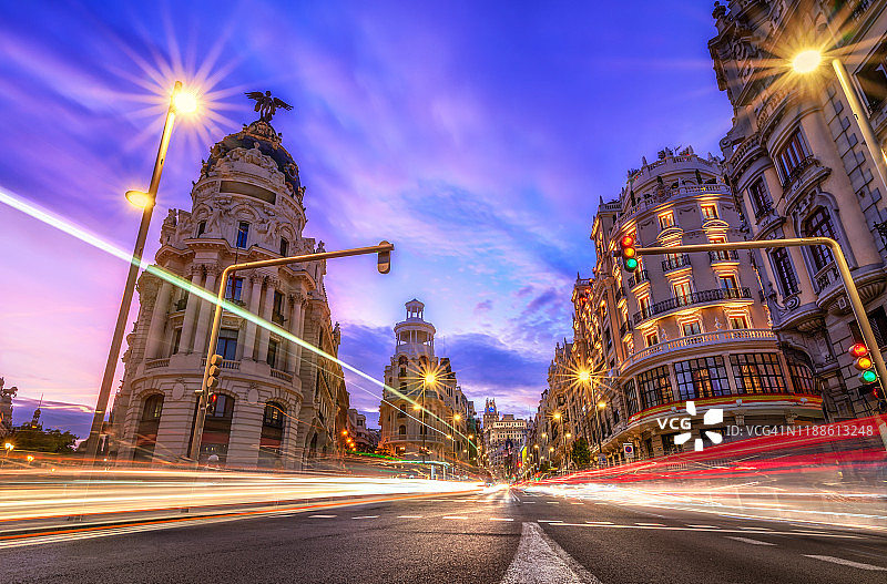 马德里格兰大道日落车流图片素材