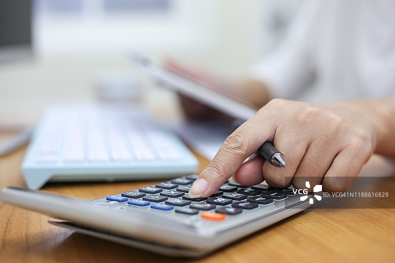 思考账目的女商人图片素材