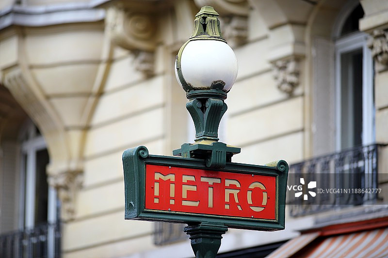 巴黎奥斯曼建筑前的地铁站图片素材