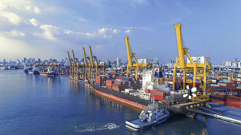 仓库中集装箱起重机吊运集装箱海运航拍俯视图片素材