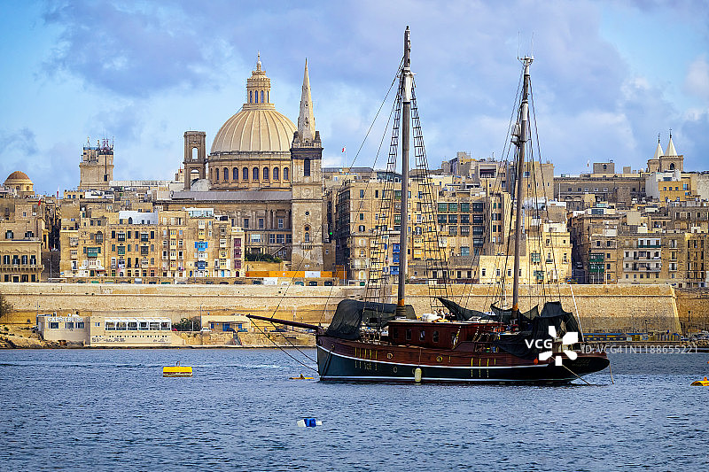 马耳他：地中海旅游目的地，马尔萨梅特港和瓦莱塔老城及圣保罗大教堂图片素材