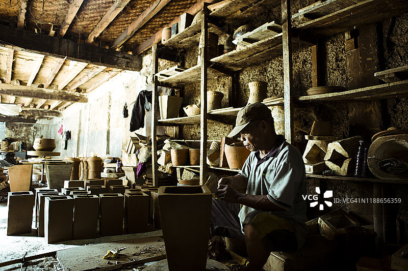 艺术工作室里的亚洲陶艺艺术家肖像图片素材