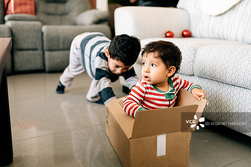 孩子们圣诞节早上玩盒子图片素材