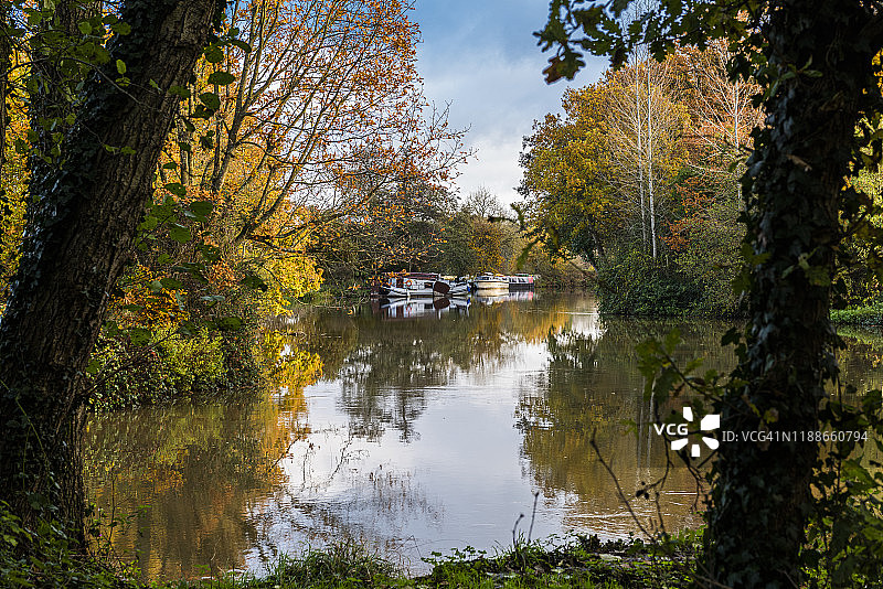 梅德韦河秋景：梅德斯通至汤布里奇图片素材