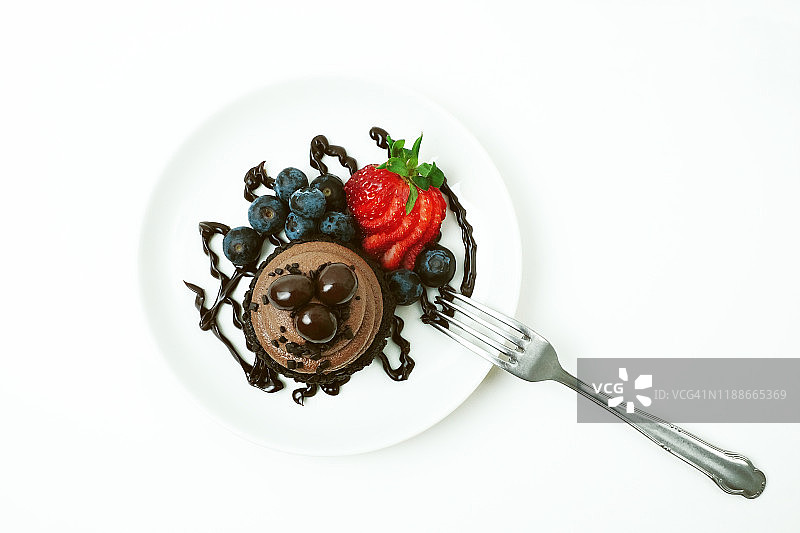 白色背景上的浆果巧克力纸杯蛋糕图片素材