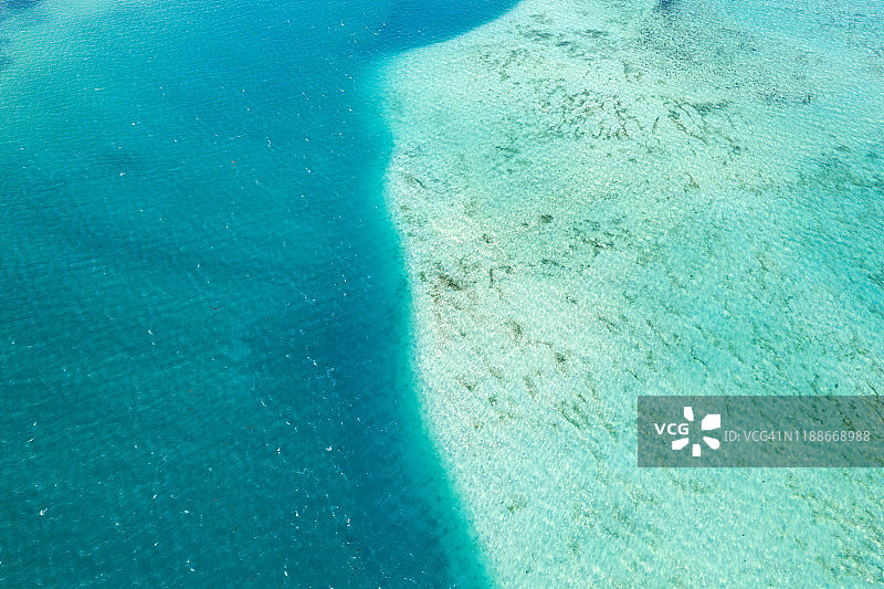 毛里求斯印度洋绿松石水域中的珊瑚礁鸟瞰图片素材