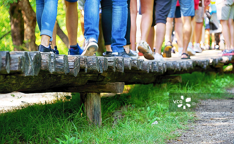 克罗地亚普利特维采湖群国家公园木栈道上的游客特写图片素材