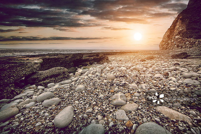 鹅卵石海滩日落图片素材