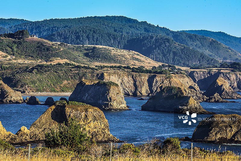 加州埃尔克以北1号沿海公路海蚀柱景色图片素材