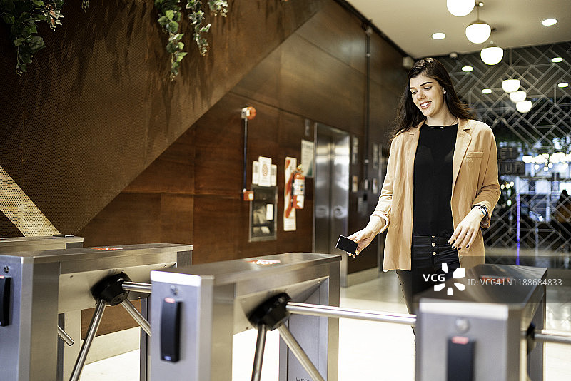 通过旋转栅门的商务女人图片素材