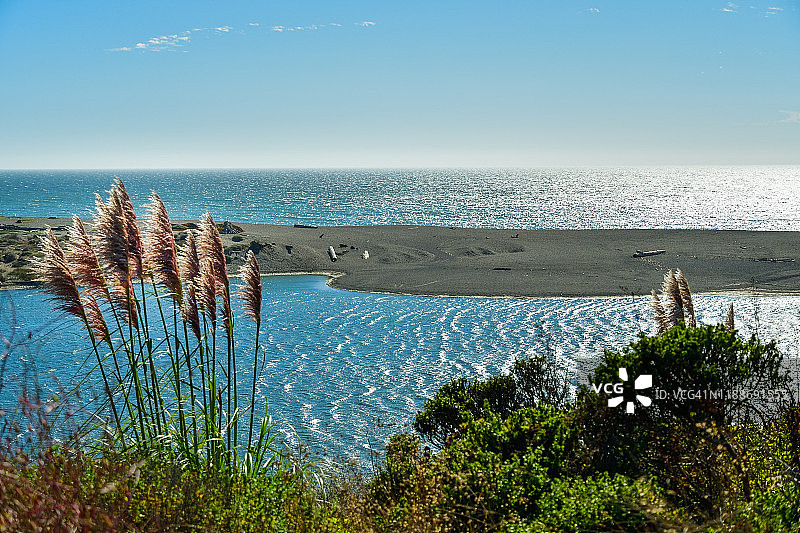 俯瞰瓜拉拉河汇入太平洋图片素材