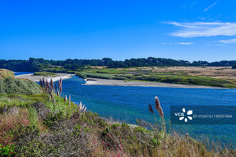 俯瞰瓜拉拉河汇入太平洋图片素材