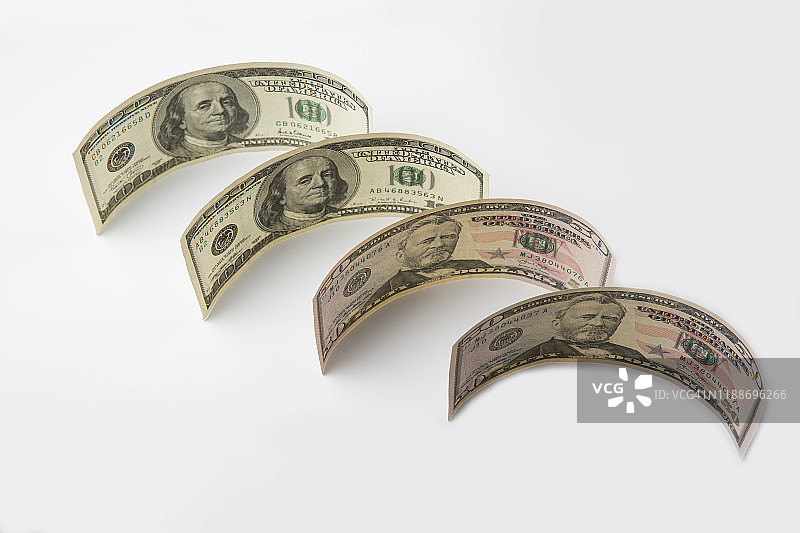 白色背景上的100美元和50美元纸币特写图片素材