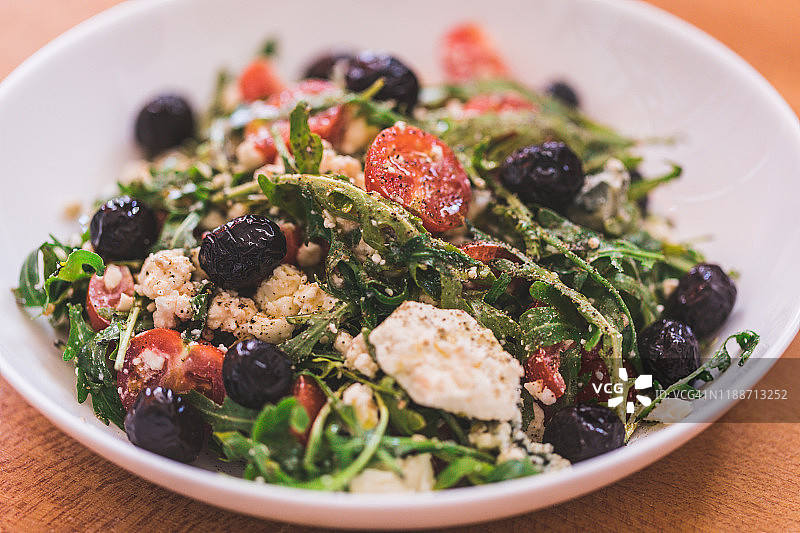 特写：芝麻菜沙拉配樱桃番茄、软奶酪和黑橄榄图片素材