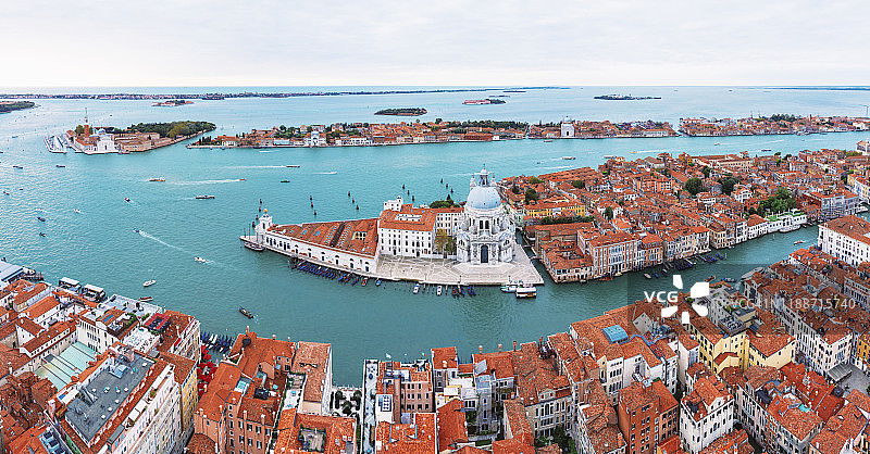 意大利威尼斯海关角和安康圣母圣殿鸟瞰图片素材