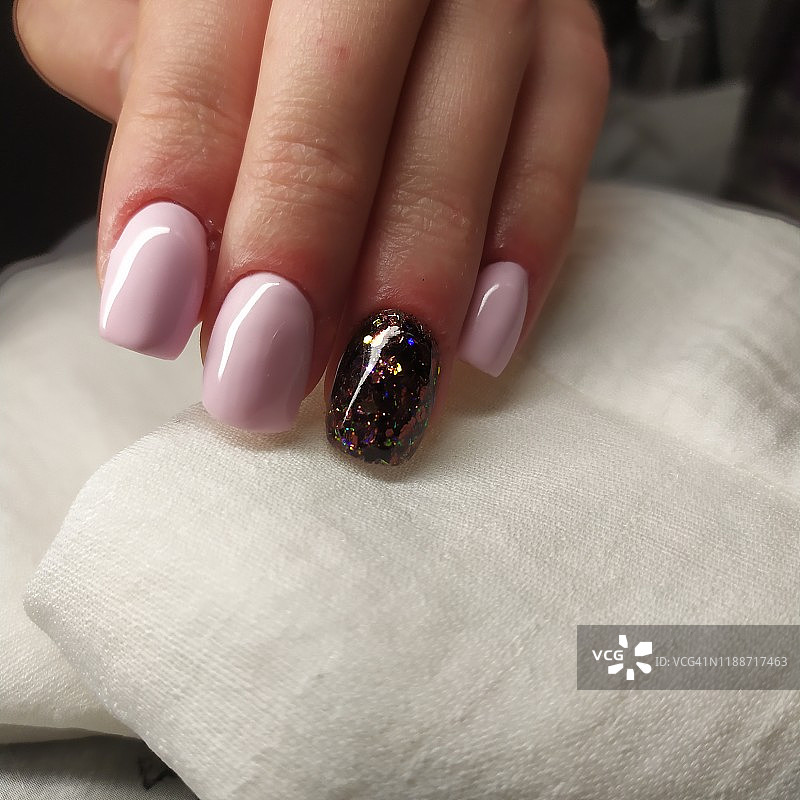 婴儿粉美甲的女人手指特写图片素材