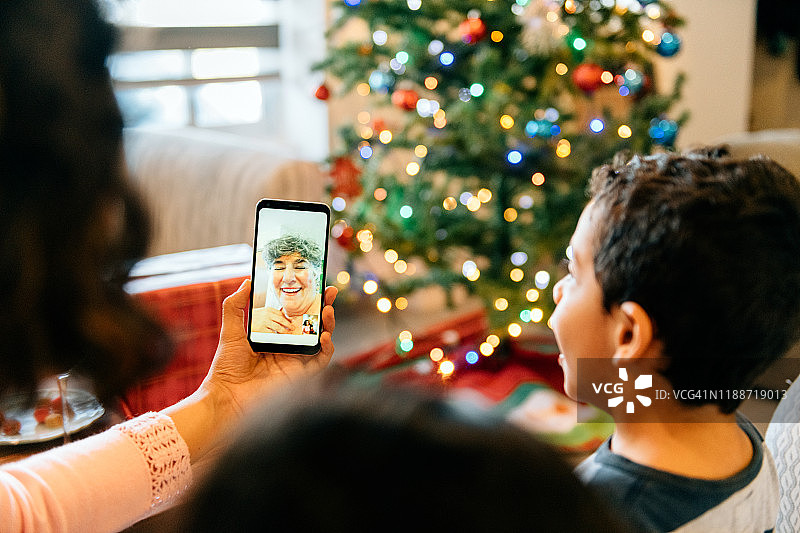 与祖母的圣诞节家庭视频会议图片素材