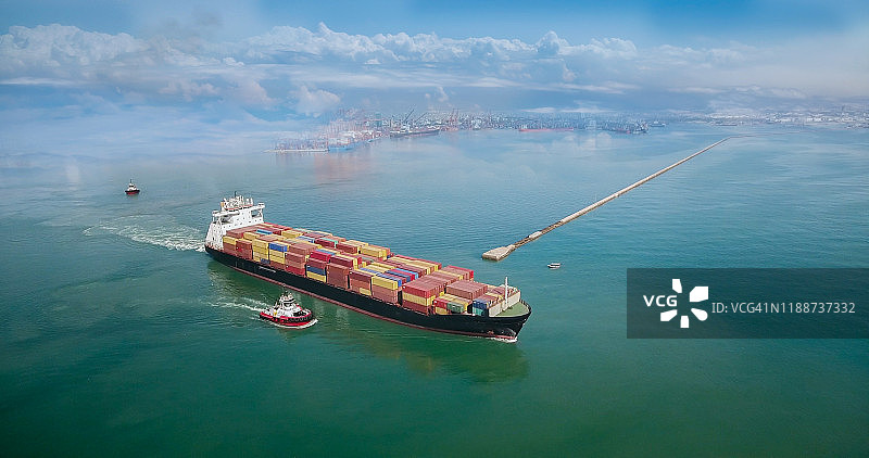 运输中的货船鸟瞰图。图片素材