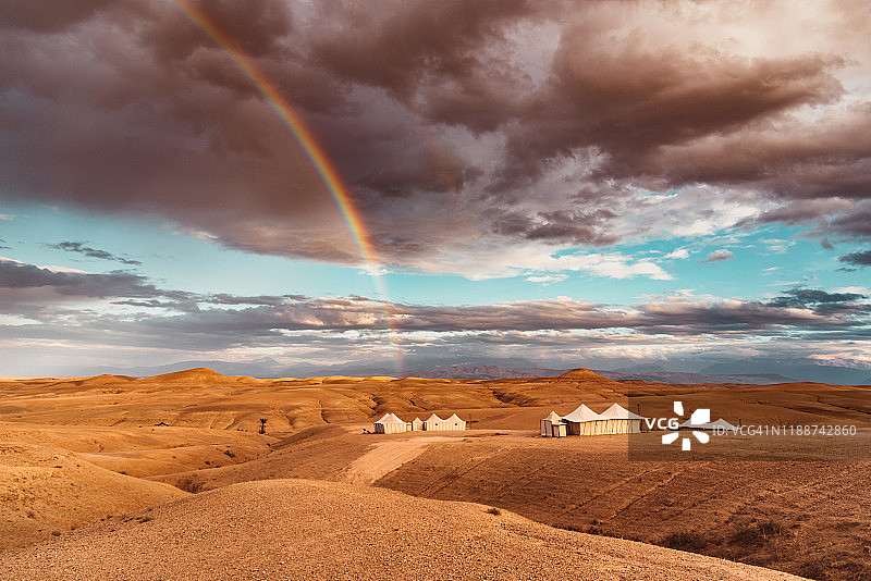 摩洛哥沙漠中的彩虹帐篷图片素材