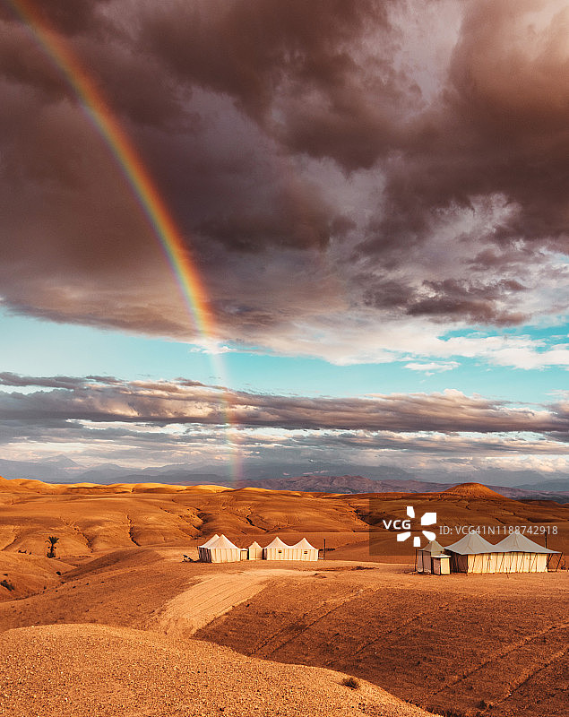 摩洛哥沙漠中的彩虹帐篷图片素材