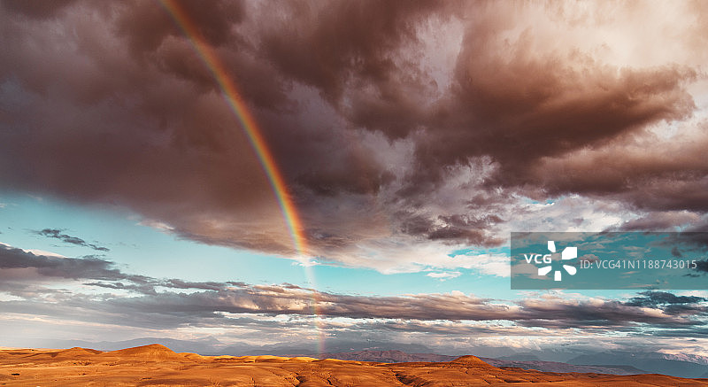 摩洛哥沙漠中的彩虹帐篷图片素材