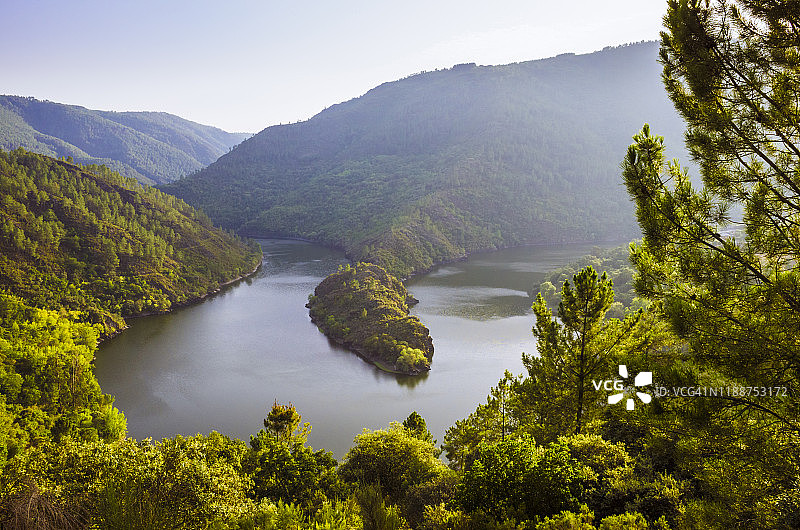 锡尔河峡谷中的加利西亚库贝拉河曲图片素材