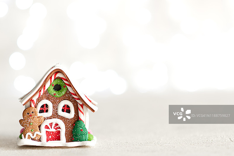 灰色散景背景上的姜饼屋，圣诞节背景图片素材