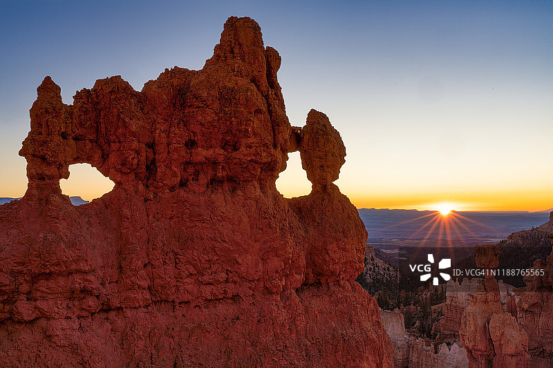 双拱石林和太阳星图片素材