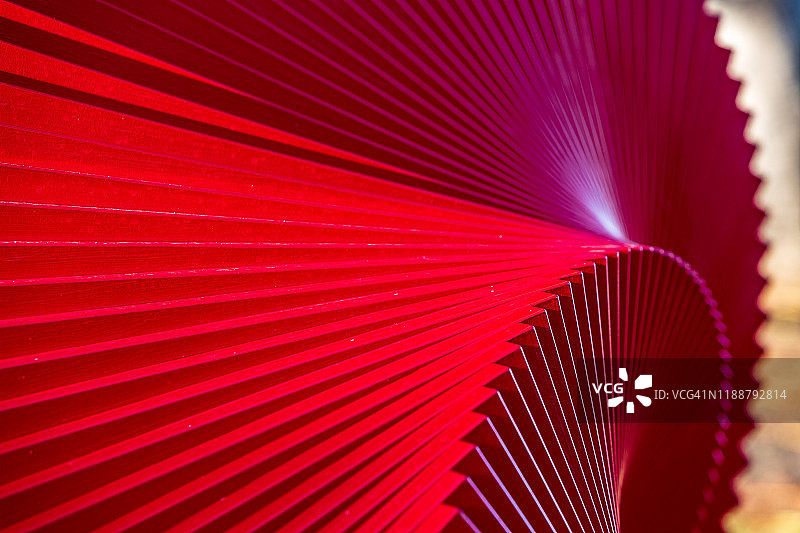 蓝色天空下红色木制螺旋的特写图片素材