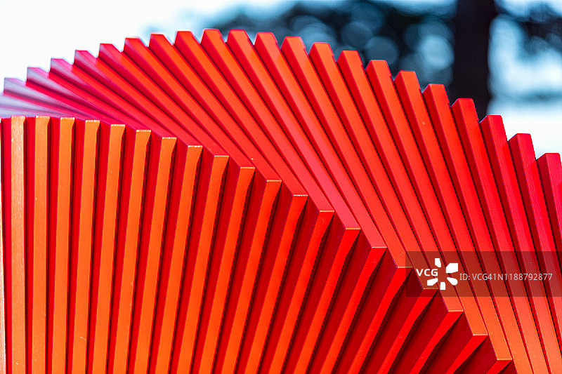 蓝色天空下红色木制螺旋的特写图片素材