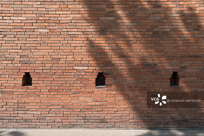 阳光和阴影下的红色砖墙，清迈古老的塔佩门图片素材