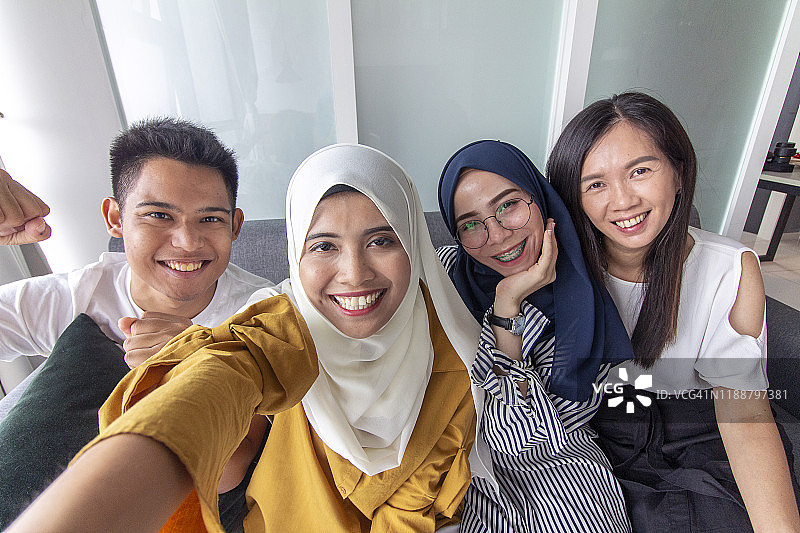 马来西亚朋友们开玩笑自拍图片素材