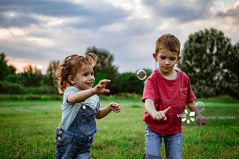在自然中奔跑的可爱孩子们图片素材
