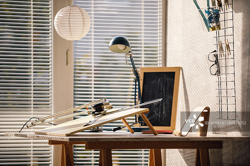 带有测量工具、标尺和其他办公用品的桌子图片素材