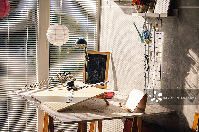 阳光照射在建筑师的桌子和测量仪器上图片素材