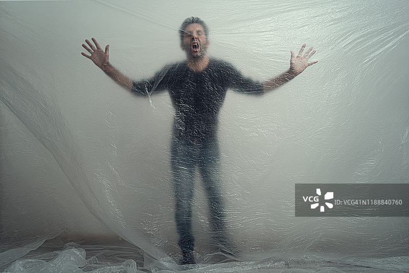 男人被困在塑料中图片素材