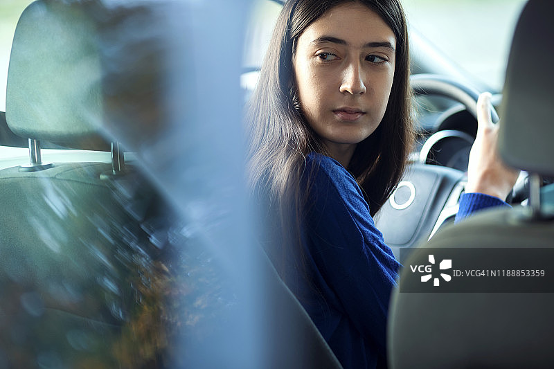 少女和女教练一起上驾驶课图片素材